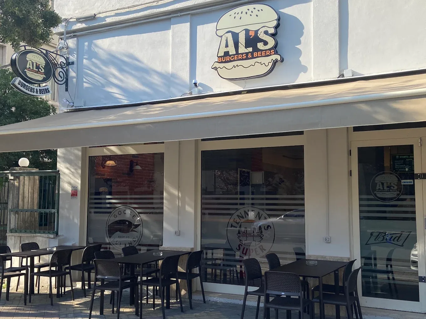 L'esterno di Al's Burgers & Beers a Cassino: insegna con il logo e tavolini all'aperto sotto la tenda