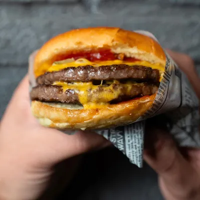 L'Al's Cheese Burger doppio: due hamburger, cheddar fuso e ketchup