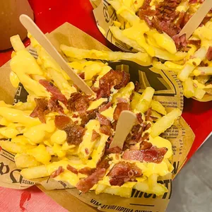 Cheddar & Bacon Fries: patatine coperte di cheddar fuso e bacon croccante