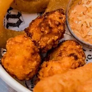 Jalapeños ripieni fritti, in un cestino di fritti misti
