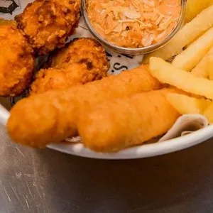 Mozzastick dorati, in un cestino di fritti misti