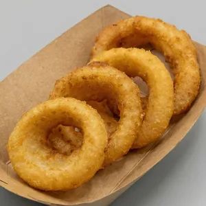 Quattro onion rings dorati nella vaschetta