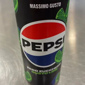 Una lattina di Pepsi Zero sul banco