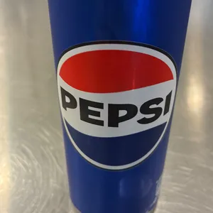Una lattina di Pepsi sul banco