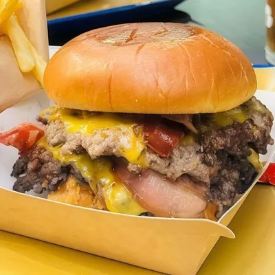 Lo Street Burger nella sua vaschetta, con le patatine accanto